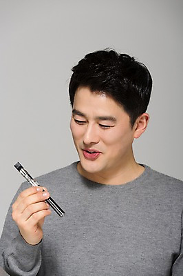 포토 JPG 스튜디오촬영 라이프스타일 응시 남자 40대 모션 중년라이프 남편 담배 실내 한명 들기 사람 상반신 성인 앞모습 한국인 전자담배 중년남자한명만 국내포토 1 시선 뷰포인트 중년 동양인 내부 생활 남자한명만 중년남자만 파일형식