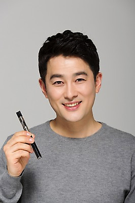 포토 JPG 스튜디오촬영 라이프스타일 남자 40대 모션 중년라이프 남편 담배 실내 한명 미소 들기 사람 상반신 성인 앞모습 한국인 전자담배 중년남자한명만 국내포토 1 뷰포인트 중년 표정 동양인 내부 생활 남자한명만 중년남자만 파일형식