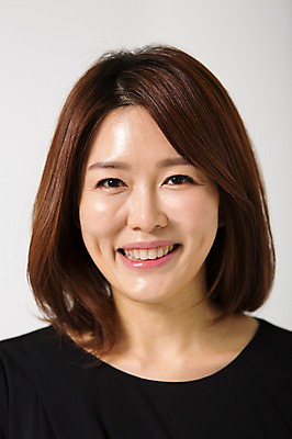 포토 JPG 스튜디오촬영 라이프스타일 여자 40대 모션 중년라이프 실내 표정 한명 미소 사람 상반신 성인 앞모습 한국인 주부 중년여자한명만 국내포토 1 뷰포인트 중년 동양인 내부 생활 여자한명만 중년여자만 파일형식