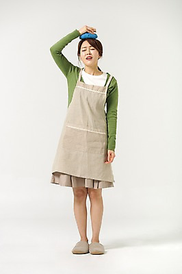 포토 JPG 스튜디오촬영 전신 라이프스타일 여자 40대 모션 중년라이프 실내 한명 서기 들기 사람 성인 앞모습 손들기 눈감음 앞치마 고통 한국인 주부 두통 얼음팩 중년여자한명만 국내포토 1 감정 뷰포인트 중년 동양인 내부 생활 질병 여자한명만 중년여자만 파일형식