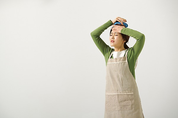 포토 JPG 스튜디오촬영 라이프스타일 여자 40대 모션 중년라이프 실내 한명 서기 들기 사람 손짓 상반신 성인 옆모습 손들기 눈감음 앞치마 고통 한국인 뜨거움 열 찡그림 주부 두통 얼음팩 중년여자한명만 국내포토 1 감정 뷰포인트 중년 표정 동양인 내부 생활 질병 여자한명만 중년여자만 파일형식