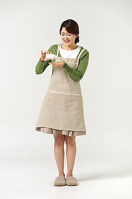 포토 JPG 스튜디오촬영 전신 라이프스타일 여자 40대 모션 중년라이프 실내 건강 한명 서기 미소 들기 사람 손짓 성인 앞모습 알약 앞치마 한국인 약병 주부 중년여자한명만 국내포토 1 뷰포인트 중년 표정 동양인 내부 생활 약 병_담는 여자한명만 중년여자만 파일형식