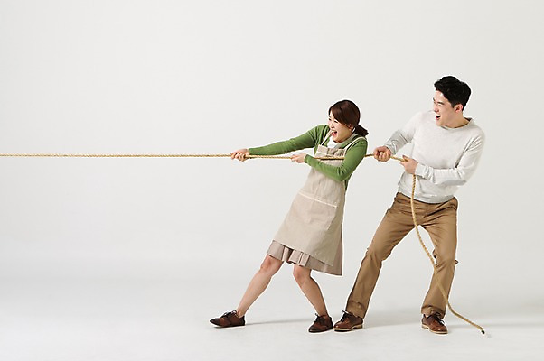 포토 JPG 스튜디오촬영 전신 라이프스타일 부부 여자 남자 밧줄 40대 중년 모션 중년라이프 실내 서기 미소 사람 동양인 성인 두명 옆모습 앞치마 한국인 당기기 줄다리기 중년부부 중년만 성인만 국내포토 커플 줄 뷰포인트 놀이 표정 인종 내부 생활 파일형식