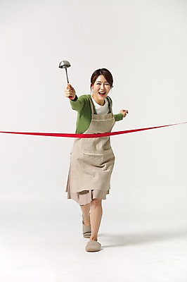 포토 JPG 스튜디오촬영 전신 라이프스타일 여자 40대 모션 중년라이프 실내 한명 미소 들기 사람 성인 앞모습 달리기 한국인 국자 주부 결승선 통과 중년여자한명만 국내포토 1 뷰포인트 중년 주방용품 표정 동양인 내부 생활 여자한명만 중년여자만 파일형식