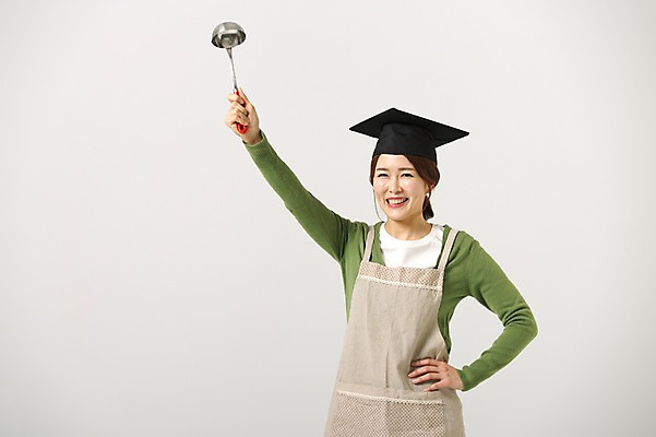 포토 JPG 스튜디오촬영 라이프스타일 여자 40대 허리손 학사모 모션 중년라이프 실내 한명 서기 미소 들기 사람 상반신 성인 앞모습 앞치마 한국인 국자 주부 중년여자한명만 국내포토 모자_잡화 1 뷰포인트 중년 포즈 졸업 주방용품 표정 동양인 내부 생활 여자한명만 중년여자만 파일형식