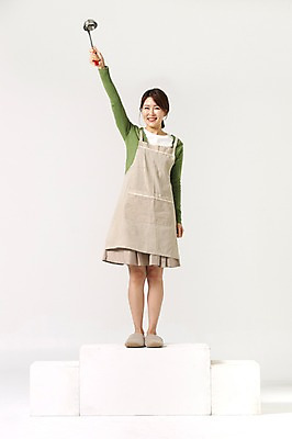 포토 JPG 스튜디오촬영 전신 라이프스타일 여자 40대 모션 중년라이프 실내 한명 서기 미소 들기 사람 성인 앞모습 앞치마 한국인 우승 국자 주부 중년여자한명만 국내포토 1 뷰포인트 중년 주방용품 표정 동양인 내부 생활 최고 여자한명만 중년여자만 파일형식