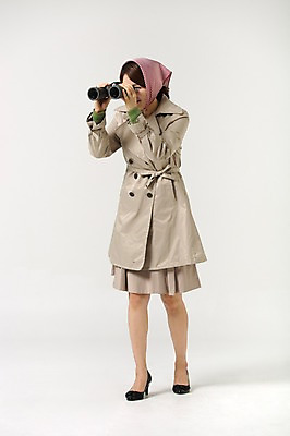 포토 JPG 스튜디오촬영 전신 라이프스타일 여자 40대 모션 중년라이프 실내 한명 서기 들기 사람 성인 옆모습 쌍안경 한국인 주부 감시 중년여자한명만 국내포토 1 뷰포인트 중년 동양인 내부 생활 망원경 여자한명만 중년여자만 파일형식