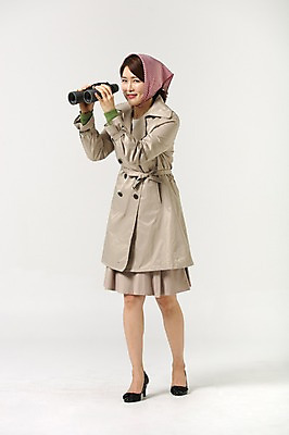 포토 JPG 스튜디오촬영 전신 라이프스타일 여자 40대 모션 중년라이프 실내 한명 서기 미소 들기 사람 성인 옆모습 쌍안경 한국인 주부 감시 중년여자한명만 국내포토 1 뷰포인트 중년 표정 동양인 내부 생활 망원경 여자한명만 중년여자만 파일형식