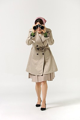 포토 JPG 스튜디오촬영 전신 라이프스타일 여자 40대 모션 중년라이프 실내 한명 서기 들기 사람 성인 앞모습 쌍안경 한국인 주부 감시 중년여자한명만 국내포토 1 뷰포인트 중년 동양인 내부 생활 망원경 여자한명만 중년여자만 파일형식