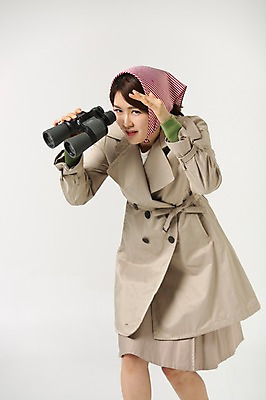 포토 JPG 스튜디오촬영 라이프스타일 여자 40대 모션 중년라이프 실내 한명 서기 들기 사람 손짓 상반신 성인 옆모습 쌍안경 한국인 주부 감시 중년여자한명만 국내포토 1 뷰포인트 중년 동양인 내부 생활 망원경 여자한명만 중년여자만 파일형식