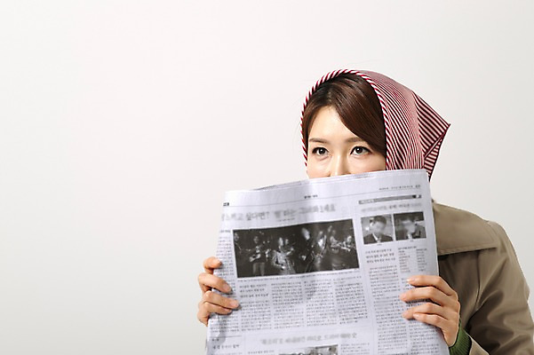 포토 JPG 스튜디오촬영 라이프스타일 응시 여자 40대 모션 중년라이프 실내 두건 한명 들기 사람 상반신 성인 앞모습 한국인 가림 신문 주부 감시 중년여자한명만 국내포토 1 시선 뷰포인트 중년 동양인 내부 생활 간행물 뉴스 여자한명만 중년여자만 파일형식