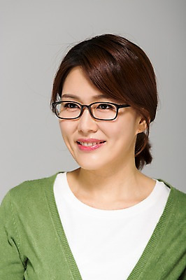 포토 JPG 스튜디오촬영 라이프스타일 응시 여자 안경 40대 모션 중년라이프 실내 한명 서기 미소 사람 상반신 성인 앞모습 한국인 주부 중년여자한명만 안경낌 국내포토 1 시선 잡화 뷰포인트 중년 표정 동양인 내부 생활 여자한명만 중년여자만 파일형식