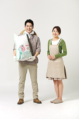 포토 JPG 스튜디오촬영 전신 라이프스타일 부부 여자 남자 40대 중년 모션 중년라이프 실내 서기 미소 들기 사람 동양인 성인 두명 앞모습 농작물 앞치마 한국인 쌀 농부 중년부부 쌀포대 중년만 성인만 소상공인 국내포토 직업 커플 뷰포인트 농업 곡류 표정 인종 내부 생활 경제 상인 파일형식