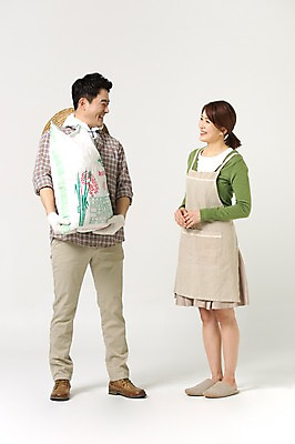 포토 JPG 스튜디오촬영 전신 라이프스타일 부부 여자 남자 40대 중년 모션 중년라이프 실내 서기 미소 들기 사람 동양인 성인 두명 앞모습 농작물 마주보기 앞치마 한국인 농부 중년부부 쌀포대 중년만 성인만 소상공인 국내포토 직업 커플 뷰포인트 농업 표정 인종 내부 생활 경제 상인 파일형식