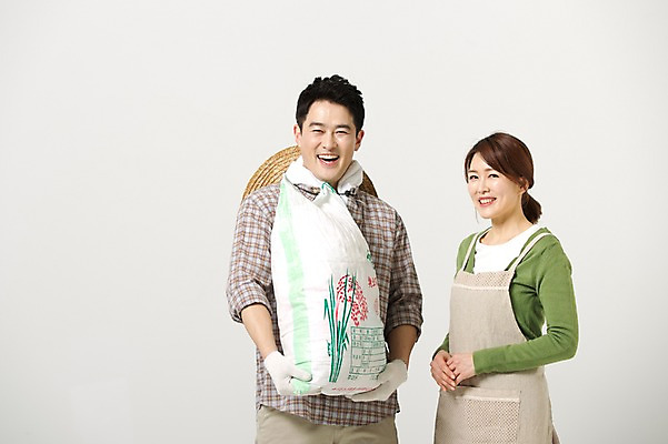포토 JPG 스튜디오촬영 라이프스타일 부부 여자 남자 40대 중년 모션 중년라이프 실내 서기 미소 들기 사람 동양인 상반신 성인 두명 앞모습 농작물 앞치마 한국인 농부 중년부부 쌀포대 중년만 성인만 소상공인 국내포토 직업 커플 뷰포인트 농업 표정 인종 내부 생활 경제 상인 파일형식