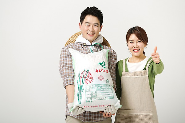 포토 JPG 스튜디오촬영 라이프스타일 부부 여자 남자 40대 중년 모션 중년라이프 실내 서기 미소 들기 사람 동양인 손짓 상반신 성인 두명 앞모습 농작물 앞치마 한국인 최고 농부 중년부부 쌀포대 중년만 성인만 소상공인 국내포토 직업 커플 뷰포인트 농업 표정 인종 내부 생활 경제 상인 파일형식