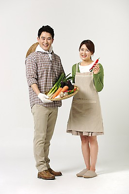 포토 JPG 스튜디오촬영 전신 라이프스타일 부부 여자 남자 40대 중년 채소 모션 중년라이프 실내 서기 미소 들기 사람 동양인 성인 두명 앞모습 바구니 앞치마 한국인 농부 중년부부 중년만 성인만 소상공인 국내포토 직업 커플 뷰포인트 표정 인종 내부 생활 경제 상인 파일형식