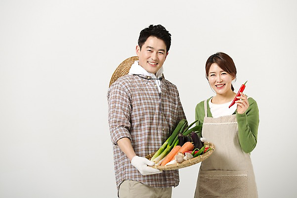 포토 JPG 스튜디오촬영 라이프스타일 부부 여자 남자 40대 중년 채소 모션 중년라이프 실내 서기 들기 사람 동양인 상반신 성인 두명 앞모습 농작물 바구니 한국인 농부 중년부부 중년만 성인만 소상공인 국내포토 직업 커플 뷰포인트 농업 인종 내부 생활 경제 상인 파일형식