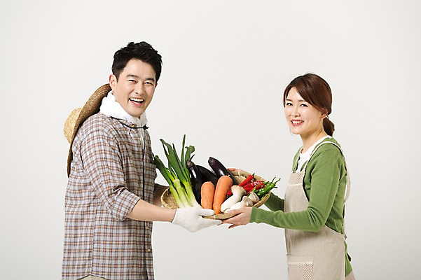 포토 JPG 스튜디오촬영 라이프스타일 부부 여자 남자 40대 중년 채소 모션 중년라이프 실내 서기 미소 들기 사람 동양인 상반신 성인 두명 옆모습 농작물 바구니 한국인 농부 중년부부 중년만 성인만 소상공인 국내포토 직업 커플 뷰포인트 농업 표정 인종 내부 생활 경제 상인 파일형식