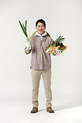 포토 JPG 스튜디오촬영 전신 라이프스타일 남자 40대 채소 모션 중년라이프 실내 한명 서기 미소 들기 사람 성인 앞모습 농작물 바구니 한국인 농부 파 중년남자한명만 소상공인 국내포토 직업 1 뷰포인트 중년 농업 표정 동양인 내부 생활 경제 상인 남자한명만 중년남자만 파일형식