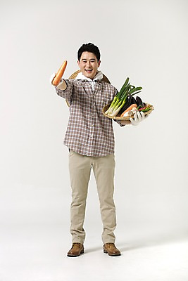 포토 JPG 스튜디오촬영 전신 라이프스타일 남자 40대 채소 모션 중년라이프 실내 한명 서기 미소 들기 사람 성인 앞모습 농작물 당근 한국인 농부 중년부부 중년남자한명만 소상공인 국내포토 직업 1 부부 뷰포인트 중년 농업 뿌리채소 표정 동양인 내부 생활 경제 상인 남자한명만 중년남자만 파일형식