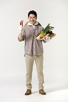 포토 JPG 스튜디오촬영 전신 라이프스타일 남자 40대 모션 중년라이프 고추 실내 한명 서기 미소 들기 사람 성인 앞모습 농작물 바구니 한국인 농부 중년남자한명만 소상공인 국내포토 직업 1 뷰포인트 중년 농업 채소 표정 동양인 내부 생활 경제 상인 남자한명만 중년남자만 파일형식