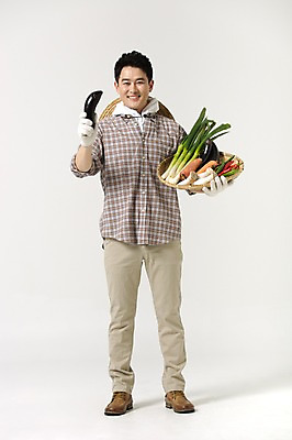 포토 JPG 스튜디오촬영 전신 라이프스타일 남자 40대 채소 모션 중년라이프 가지 실내 한명 서기 미소 들기 사람 성인 앞모습 농작물 바구니 한국인 농부 중년남자한명만 소상공인 국내포토 직업 1 뷰포인트 중년 농업 표정 동양인 내부 생활 경제 상인 남자한명만 중년남자만 파일형식