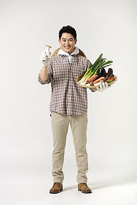 포토 JPG 스튜디오촬영 전신 라이프스타일 남자 40대 모션 중년라이프 실내 한명 서기 미소 들기 사람 성인 앞모습 농작물 바구니 버섯 한국인 농부 중년남자한명만 소상공인 국내포토 직업 1 뷰포인트 중년 농업 표정 동양인 내부 생활 경제 상인 남자한명만 중년남자만 파일형식