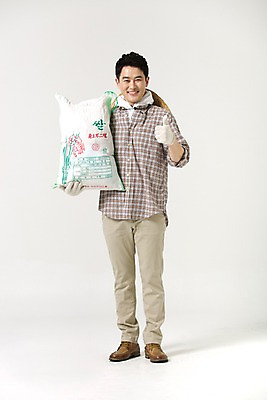 포토 JPG 스튜디오촬영 전신 라이프스타일 남자 40대 모션 중년라이프 실내 한명 서기 미소 들기 사람 손짓 성인 앞모습 농작물 한국인 최고 농부 쌀포대 중년남자한명만 소상공인 국내포토 직업 1 뷰포인트 중년 농업 표정 동양인 내부 생활 경제 상인 남자한명만 중년남자만 파일형식