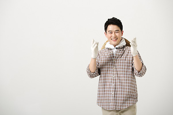 포토 JPG 스튜디오촬영 라이프스타일 남자 40대 모션 중년라이프 실내 한명 서기 미소 사람 손짓 상반신 성인 앞모습 한국인 농부 중년남자한명만 소상공인 국내포토 직업 1 뷰포인트 중년 표정 동양인 내부 생활 경제 상인 남자한명만 중년남자만 파일형식