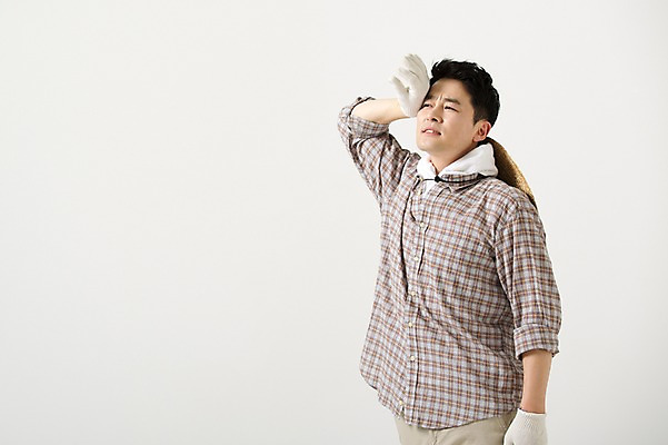 포토 JPG 스튜디오촬영 라이프스타일 응시 남자 40대 모션 중년라이프 실내 한명 사람 앉기 손짓 상반신 성인 옆모습 한국인 찡그림 농부 땀 닦기 중년남자한명만 소상공인 국내포토 직업 1 시선 뷰포인트 중년 표정 동양인 내부 생활 경제 상인 남자한명만 중년남자만 파일형식