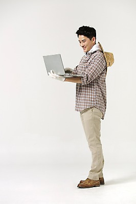 포토 JPG 스튜디오촬영 전신 라이프스타일 남자 40대 모션 중년라이프 실내 한명 서기 미소 들기 사람 성인 옆모습 노트북 한국인 농부 중년남자한명만 소상공인 국내포토 직업 1 뷰포인트 중년 표정 동양인 내부 생활 경제 전자제품 상인 남자한명만 중년남자만 파일형식