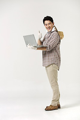 포토 JPG 스튜디오촬영 전신 라이프스타일 남자 40대 모션 중년라이프 실내 한명 서기 미소 들기 사람 손짓 성인 옆모습 노트북 한국인 최고 농부 중년남자한명만 소상공인 국내포토 직업 1 뷰포인트 중년 표정 동양인 내부 생활 경제 전자제품 상인 남자한명만 중년남자만 파일형식