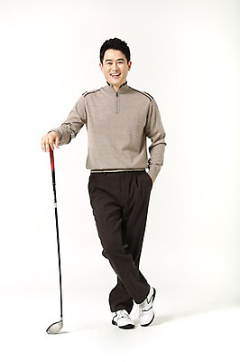 포토 JPG 스튜디오촬영 전신 라이프스타일 남자 40대 골프 모션 중년라이프 실내 한명 서기 미소 들기 사람 성인 앞모습 골프채 한국인 다리꼬기 주머니손 중년남자한명만 국내포토 1 뷰포인트 중년 골프용품 표정 동양인 내부 생활 구기 남자한명만 중년남자만 파일형식