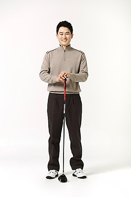 포토 JPG 스튜디오촬영 전신 라이프스타일 남자 40대 골프 모션 중년라이프 실내 한명 서기 미소 들기 사람 성인 취미 앞모습 골프채 한국인 중년남자한명만 국내포토 1 뷰포인트 중년 골프용품 표정 동양인 내부 생활 구기 남자한명만 중년남자만 파일형식