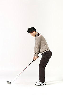 포토 JPG 스튜디오촬영 전신 라이프스타일 남자 40대 골프 모션 중년라이프 실내 한명 서기 들기 사람 성인 취미 옆모습 골프채 한국인 중년남자한명만 국내포토 1 뷰포인트 중년 골프용품 동양인 내부 생활 구기 남자한명만 중년남자만 파일형식