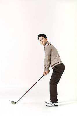포토 JPG 스튜디오촬영 전신 라이프스타일 응시 남자 40대 골프 모션 중년라이프 실내 한명 서기 미소 들기 사람 성인 취미 옆모습 골프채 한국인 중년남자한명만 국내포토 1 시선 뷰포인트 중년 골프용품 표정 동양인 내부 생활 구기 남자한명만 중년남자만 파일형식