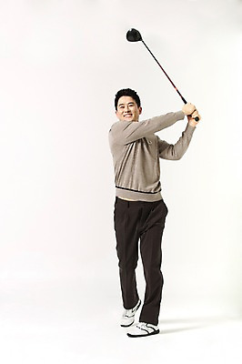 포토 JPG 스튜디오촬영 전신 라이프스타일 남자 40대 골프 모션 중년라이프 실내 한명 서기 미소 들기 사람 성인 취미 앞모습 골프채 한국인 중년남자한명만 국내포토 1 뷰포인트 중년 골프용품 표정 동양인 내부 생활 구기 남자한명만 중년남자만 파일형식