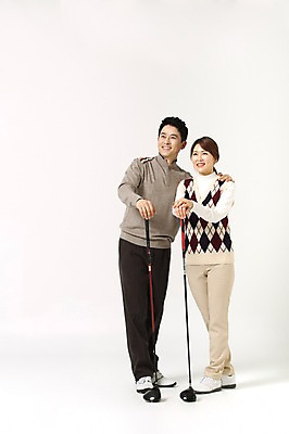 포토 JPG 스튜디오촬영 전신 라이프스타일 부부 응시 여자 남자 40대 중년 골프 모션 중년라이프 어깨동무 실내 서기 미소 들기 사람 동양인 성인 취미 두명 앞모습 손들기 골프채 한국인 중년부부 중년만 성인만 국내포토 커플 시선 뷰포인트 포즈 골프용품 표정 인종 내부 생활 구기 파일형식