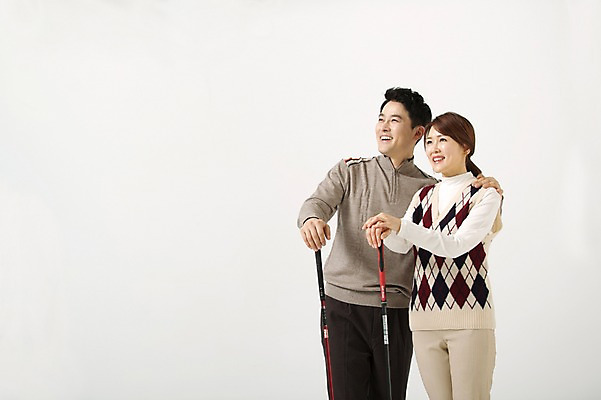 포토 JPG 스튜디오촬영 라이프스타일 부부 응시 여자 남자 40대 중년 골프 모션 중년라이프 어깨동무 실내 서기 미소 들기 사람 동양인 상반신 성인 취미 두명 앞모습 손들기 골프채 한국인 중년부부 중년만 성인만 국내포토 커플 시선 뷰포인트 포즈 골프용품 표정 인종 내부 생활 구기 파일형식