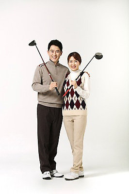 포토 JPG 스튜디오촬영 전신 라이프스타일 부부 여자 남자 40대 중년 골프 모션 중년라이프 어깨동무 실내 서기 미소 들기 사람 동양인 성인 취미 두명 앞모습 손들기 골프채 한국인 중년부부 중년만 성인만 국내포토 커플 뷰포인트 포즈 골프용품 표정 인종 내부 생활 구기 파일형식