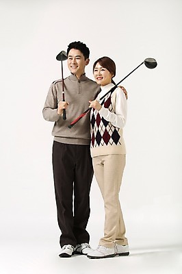 포토 JPG 스튜디오촬영 전신 라이프스타일 부부 응시 여자 남자 40대 중년 골프 모션 중년라이프 어깨동무 실내 서기 미소 들기 사람 동양인 성인 취미 두명 앞모습 손들기 골프채 한국인 중년부부 중년만 성인만 국내포토 커플 시선 뷰포인트 포즈 골프용품 표정 인종 내부 생활 구기 파일형식