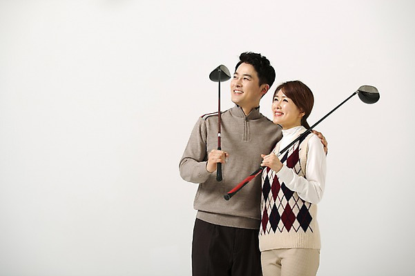 포토 JPG 스튜디오촬영 라이프스타일 부부 응시 여자 남자 40대 중년 골프 모션 중년라이프 어깨동무 실내 서기 미소 들기 사람 동양인 상반신 성인 취미 두명 옆모습 손들기 골프채 한국인 중년부부 중년만 성인만 국내포토 커플 시선 뷰포인트 포즈 골프용품 표정 인종 내부 생활 구기 파일형식