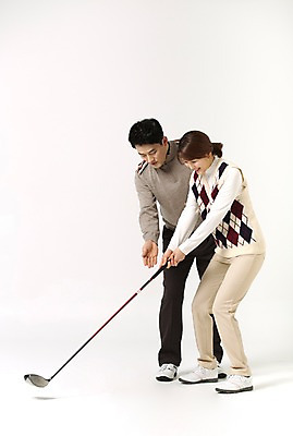 포토 JPG 스튜디오촬영 전신 라이프스타일 부부 여자 남자 40대 중년 골프 모션 중년라이프 실내 서기 들기 사람 동양인 손짓 성인 취미 두명 옆모습 골프채 한국인 가르침 중년부부 중년만 성인만 국내포토 커플 교육 뷰포인트 골프용품 인종 내부 생활 구기 파일형식