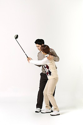 포토 JPG 스튜디오촬영 전신 라이프스타일 부부 여자 남자 40대 중년 골프 모션 중년라이프 실내 서기 들기 사람 동양인 손짓 성인 취미 두명 옆모습 손들기 한국인 가르침 중년부부 중년만 성인만 국내포토 커플 교육 뷰포인트 인종 내부 생활 구기 파일형식