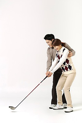 포토 JPG 스튜디오촬영 전신 라이프스타일 부부 여자 남자 40대 중년 골프 모션 중년라이프 실내 서기 미소 들기 사람 동양인 손짓 성인 두명 옆모습 골프채 한국인 가르침 중년부부 중년만 성인만 국내포토 커플 교육 뷰포인트 골프용품 표정 인종 내부 생활 구기 파일형식