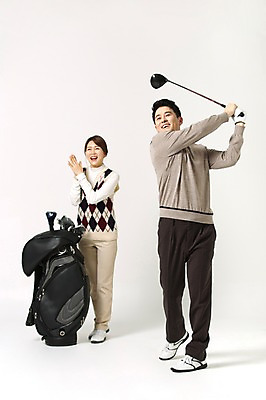 포토 JPG 스튜디오촬영 전신 라이프스타일 부부 여자 남자 40대 중년 골프 모션 중년라이프 실내 서기 미소 들기 사람 동양인 성인 취미 두명 앞모습 골프채 한국인 박수 골프가방 중년부부 중년만 성인만 국내포토 커플 뷰포인트 가방 골프용품 표정 인종 손짓 내부 생활 구기 파일형식