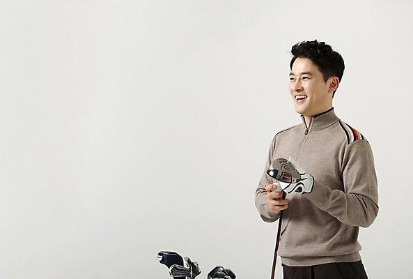 포토 JPG 스튜디오촬영 라이프스타일 응시 남자 40대 골프 모션 중년라이프 실내 한명 서기 미소 들기 사람 상반신 성인 옆모습 골프채 한국인 골프장갑 중년남자한명만 국내포토 1 시선 뷰포인트 중년 장갑 골프용품 표정 동양인 내부 생활 구기 남자한명만 중년남자만 파일형식