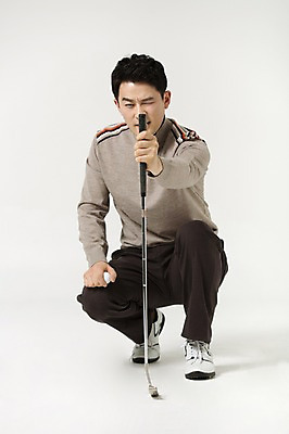 포토 JPG 스튜디오촬영 전신 라이프스타일 남자 40대 골프 모션 중년라이프 골프공 실내 한명 들기 사람 앉기 성인 앞모습 한국인 중년남자한명만 국내포토 1 뷰포인트 중년 공 골프용품 동양인 내부 생활 구기 남자한명만 중년남자만 파일형식