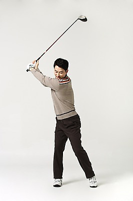 포토 JPG 스튜디오촬영 전신 라이프스타일 남자 40대 골프 모션 중년라이프 실내 한명 서기 들기 사람 성인 취미 옆모습 골프채 한국인 골프장갑 중년남자한명만 국내포토 1 뷰포인트 중년 장갑 골프용품 동양인 내부 생활 구기 남자한명만 중년남자만 파일형식